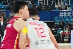 CBA杯賽對抗強度拉滿，張寧防守屢遭李祥波撞擊 ??