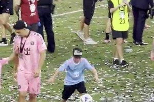 有爹的范兒~馬特奧花式顛球成功后向梅西和蘇牙一頓顯擺~