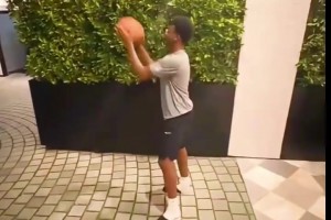 把老爸當兄弟！名場面：布萊斯和詹姆斯比拼三分，互相噴垃圾話！