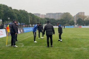 氛圍輕松！湖北隊賽前熱身環(huán)節(jié)：前國腳梅方與隊友搶圈！