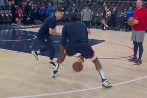 研究規(guī)則的大師！你被騙到了嗎？哈登這球真是招牌動作了！