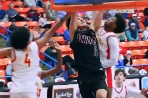 扣的就是五星高中生！張博源一步過掉防守，迎著兩個人完成暴扣！