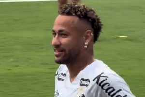 桑托斯球迷朝內(nèi)馬爾喊道：我愿意把我的膝蓋給你，這樣你就能比賽