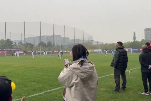 這歌聲打幾分??？現(xiàn)場實拍：天津女球迷場邊唱歌助威老甲A！