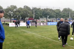 湖北隊賽前熱身！蔡晟在場邊旁觀，現(xiàn)場氣氛十分輕松~