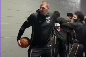 對鏡頭都這樣，不知道私下……名場面：約基奇“襲胸”穆雷！