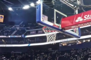 其他人反應(yīng)太逗了！名場面：全聯(lián)盟只有濃眉不知道庫里要干什么~