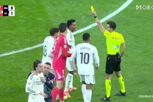 徹底失控！卡雷拉斯抗議被紅牌罰下，隨后又兩人染黃+替補(bǔ)席紅牌