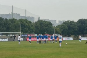 老當(dāng)……飛了！現(xiàn)場實拍湖北隊魯尼一腳直接任意球飛向遠方…