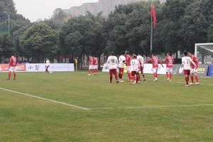 現(xiàn)場實拍：彭偉國角球區(qū)附近開任意球，后點隊友包抄偏出！